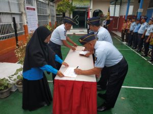 PENANDATANGANAN PAKTA INTEGRITAS KEPADA PETUGAS RUTAN KELAS II B TAPAKTUAN