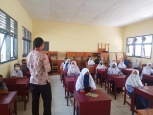 DISEMINASI INFORMASI MELALUI INSERT KONTEN KEPADA KELOMPOK PELAJAR SMPN 2 LABUHAN HAJI DISEMINASI INFORMASI MELALUI INSERT KONTEN KEPADA KELOMPOK PELAJAR SMPN 2 LABUHAN HAJI