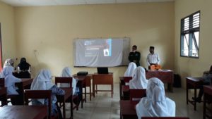 DISEMINASI INFORMASI MELALUI INSERT KONTEN KEPADA KELOMPOK PELAJAR SMPN 2 LABUHAN HAJI