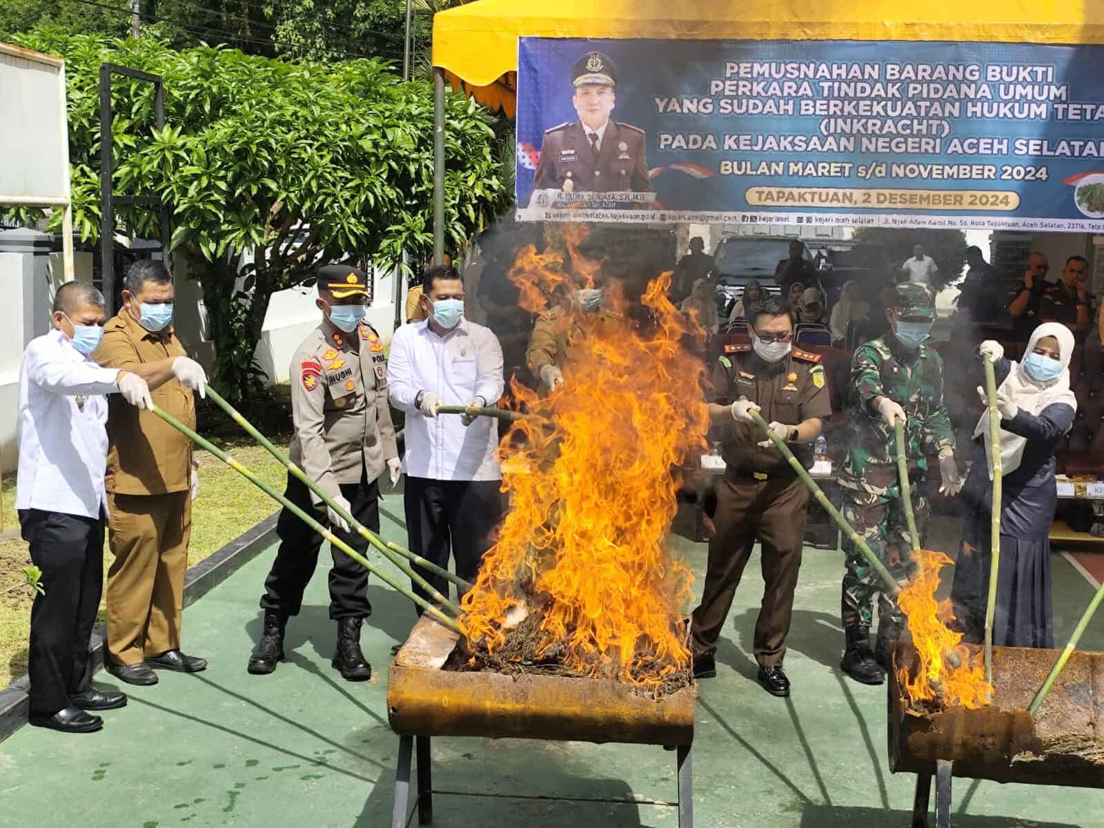 Kepala BNNK Aceh Selatan Menghadiri Kegiatan Pemusnahan Barang Bukti dan Barang Rampasan Kejaksaan Negeri Aceh Selatan yang telah Berkekuatan Hukum Tetap atau Inkracht Periode Bulan Februari s/d November Tahun 2024