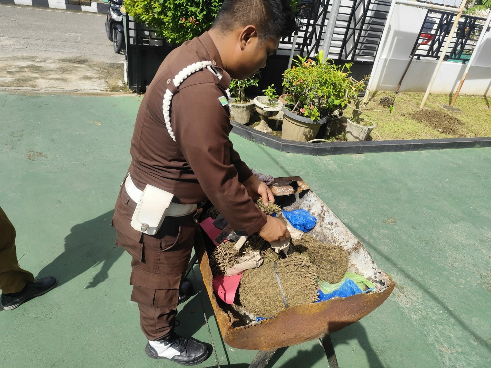 Kepala BNNK Aceh Selatan Menghadiri Kegiatan Pemusnahan Barang Bukti dan Barang Rampasan Kejaksaan Negeri Aceh Selatan yang telah Berkekuatan Hukum Tetap atau Inkracht Periode Bulan Februari s/d November Tahun 2024